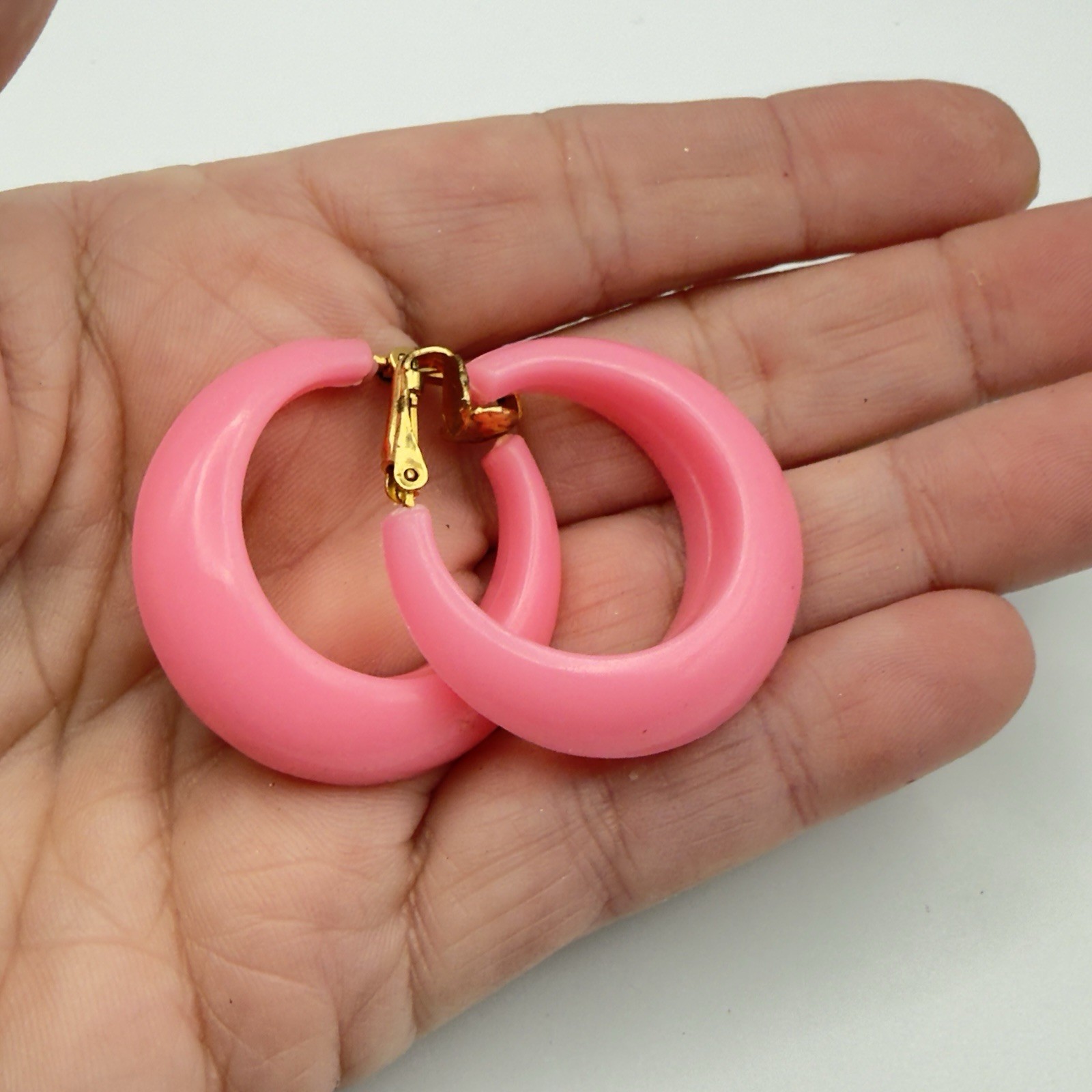 Vintage Bright Pink Chunky Hoop Clip On Earrings Acrylic Retro Style 1″