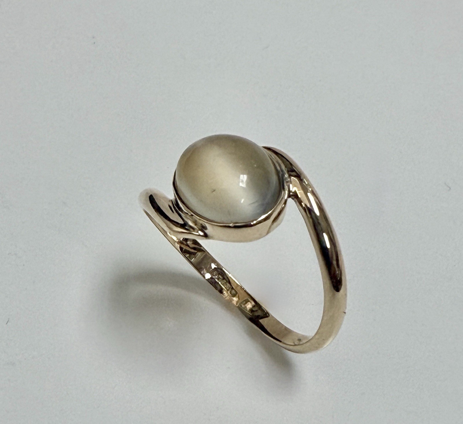 Vintage European 9K Gold Oval Cboachon Moonstone Cat’s Eye Woman’s Ring Size 7.5