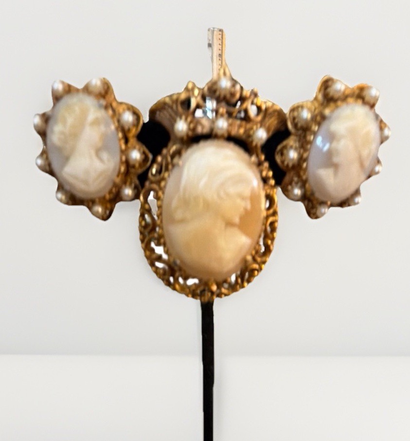 VTG goldtone faux cameo brooch and earrings set PIN FLORENZA