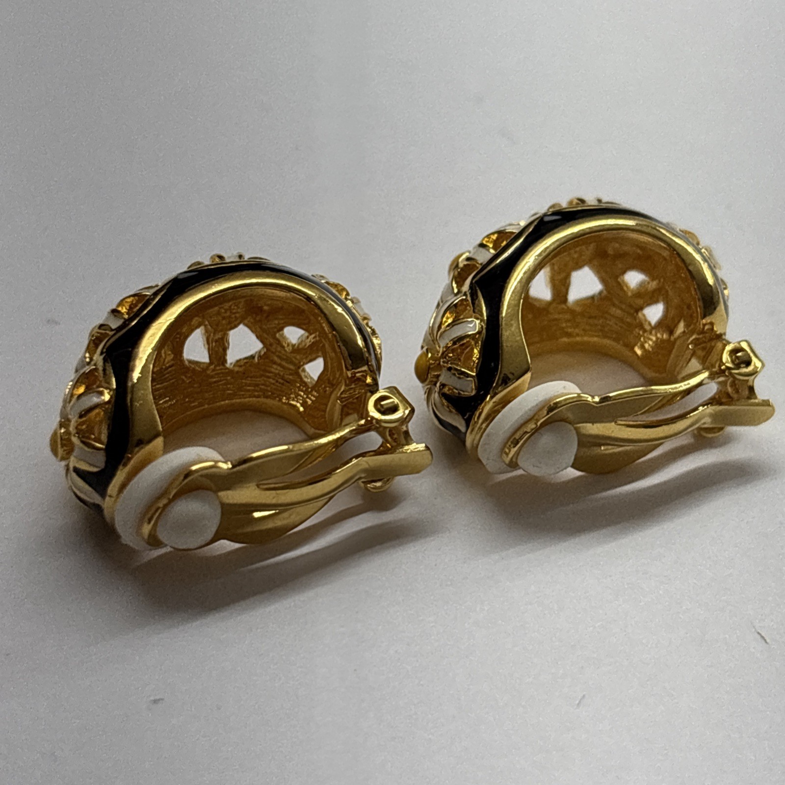 JOAN RIVERS – EARRINGS CLIPS – GOLDTONE – ENAMEL – WHITE /YELLOW FLOWERS (C756)