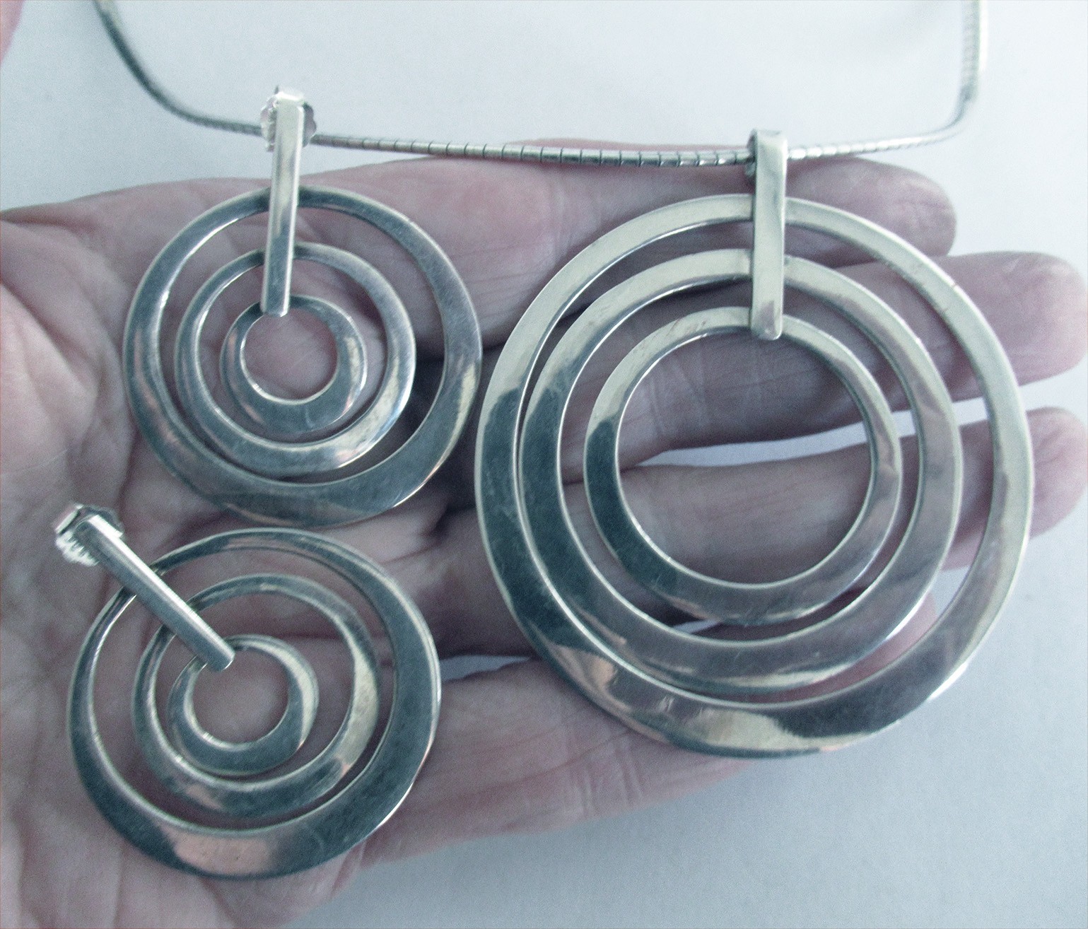 SET: MODERNIST STERLING PENDANT NECKLACE & EARRINGS 2.5 IN PEND, 1 5/8″ EARRGS