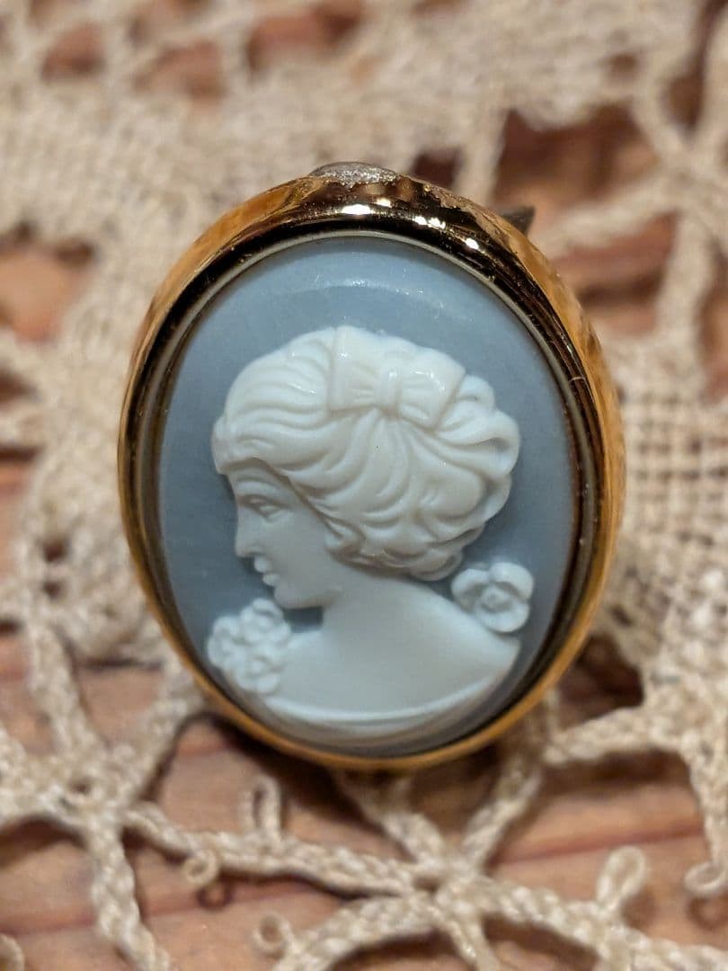 Price! Rare German Vintage Cameo Design Oval Earring (Single)
