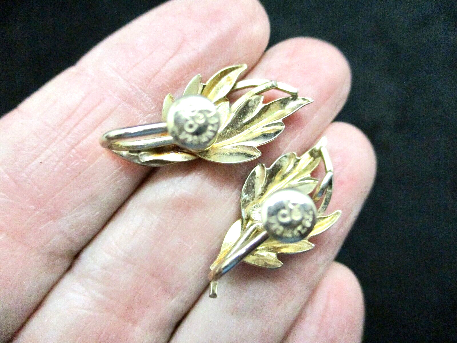 Vintage-1940’s DE Curtis 1/20th 14kt Gold Stylized Plant Screw Back Earrings