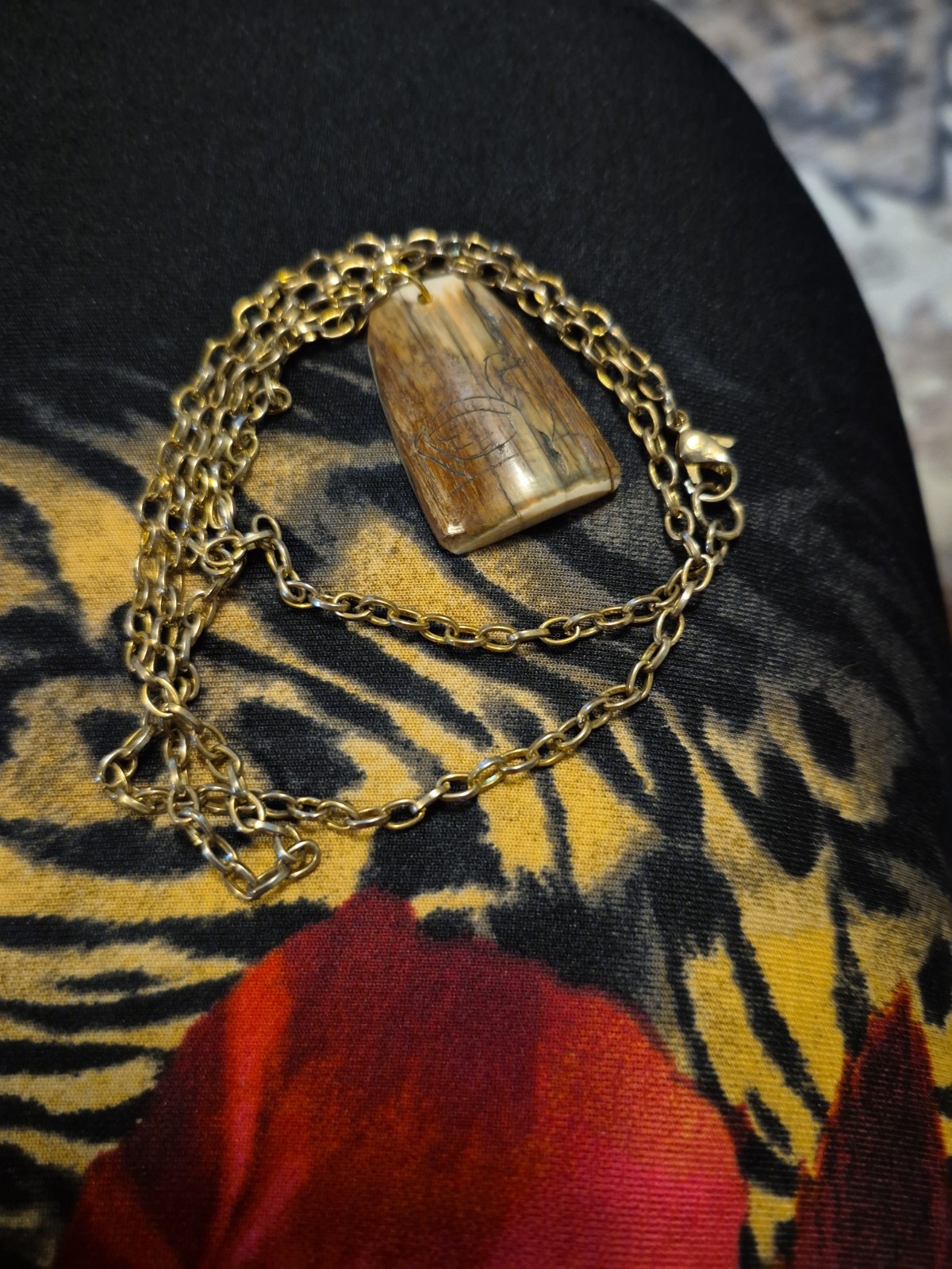 Aninsazuk Carved pendant:Inuit scrimshaw engraving, handcrafted