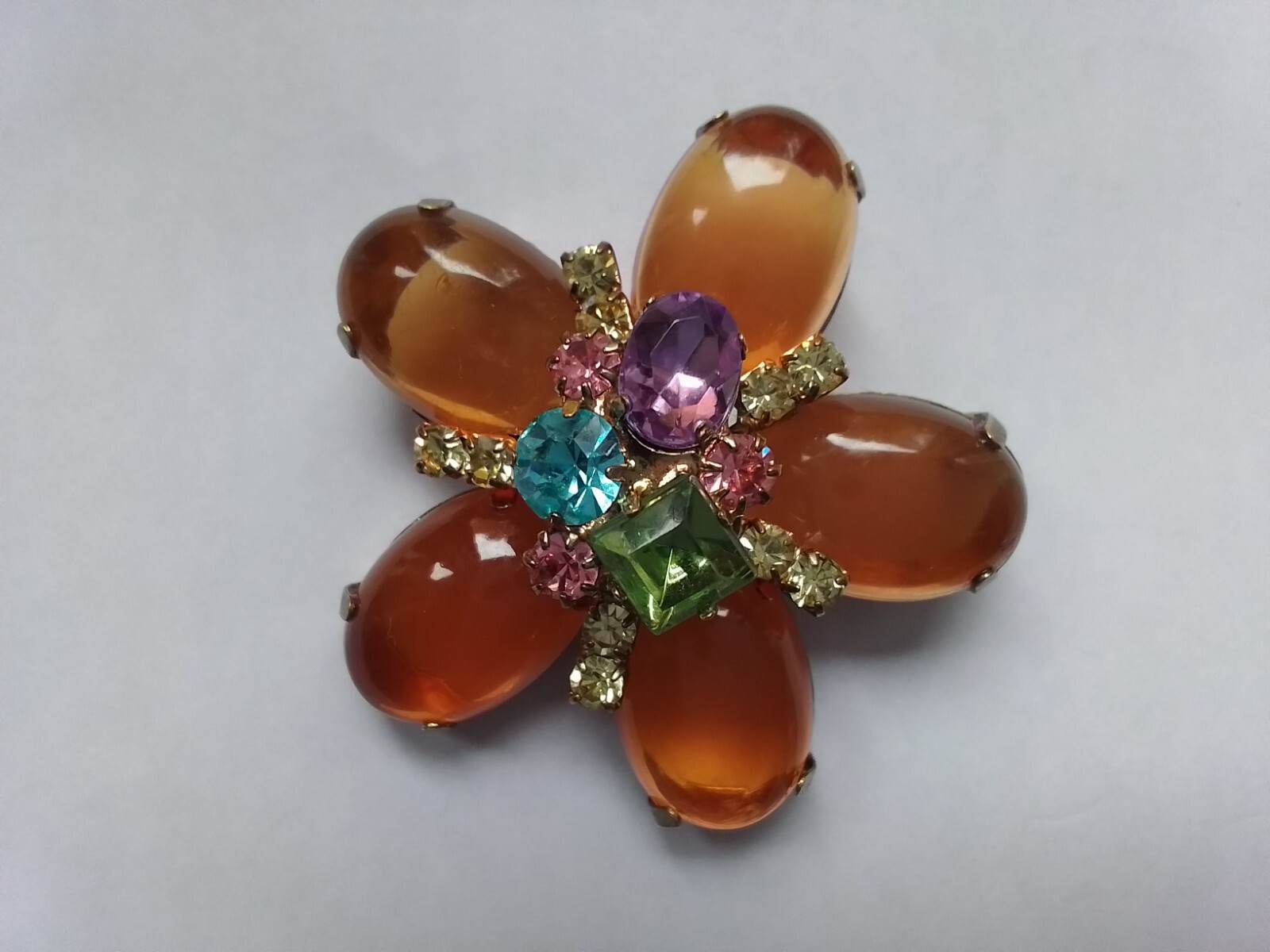AMBER CABOCHON PASTEL RINESTONE BROOCH GLOWS UNDER BLACKLIGHT