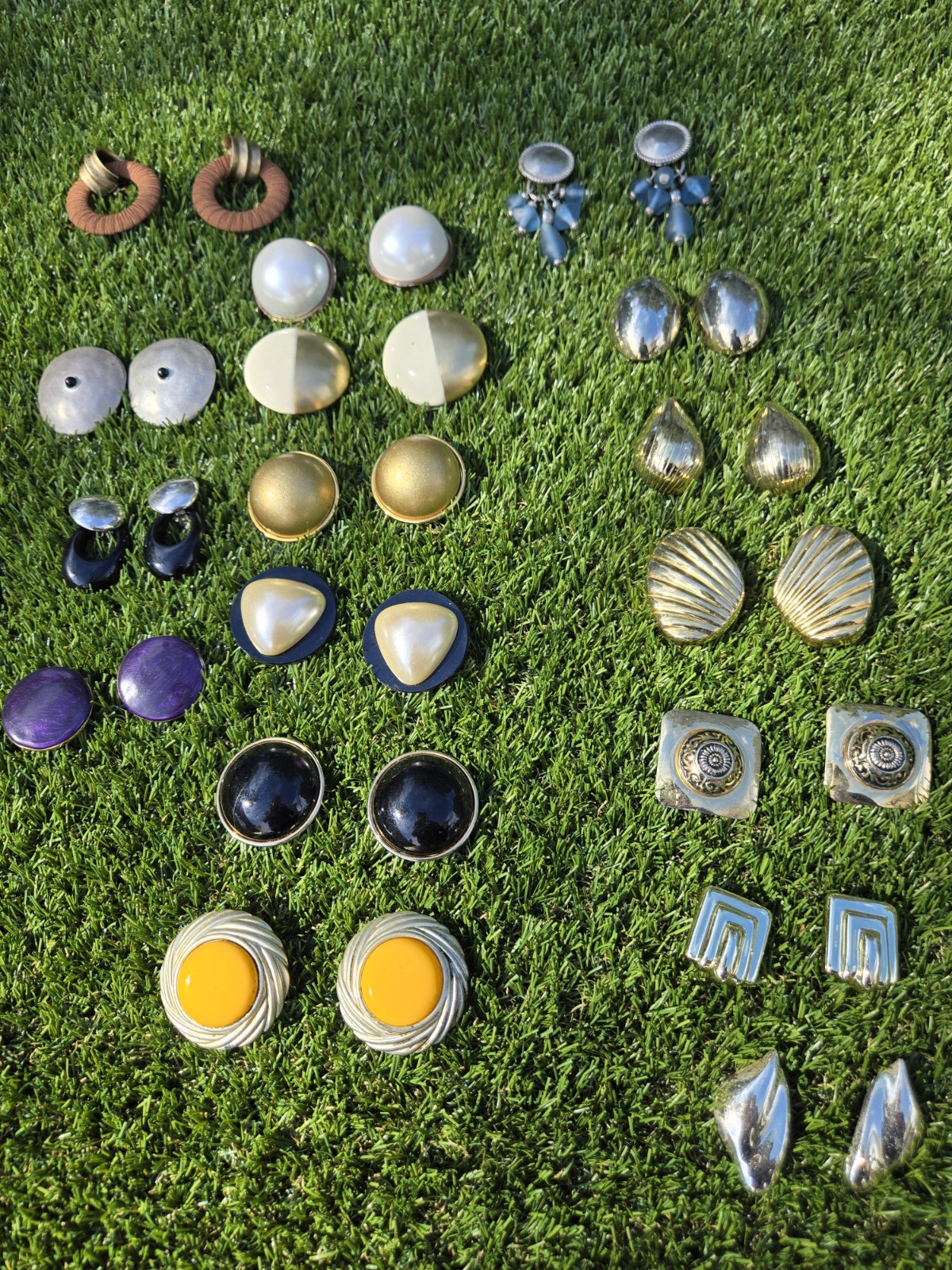 Women’s 80’s Retro Clip-On Earrings Mixed Lot 20 Pairs Multicolor Mixed Metal