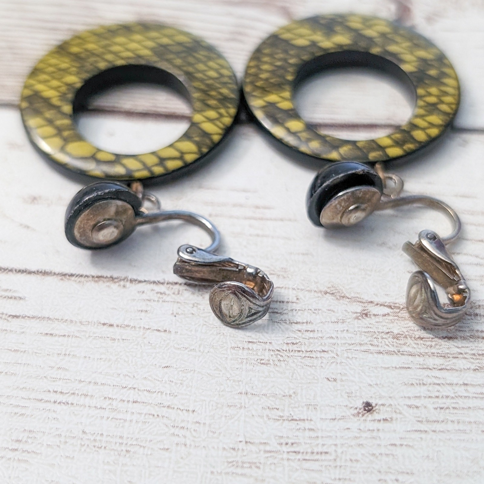 Vintage Clip On Earrings 1 & 5/8″ Very Large Stunning Scale Pattern Dangle Drop