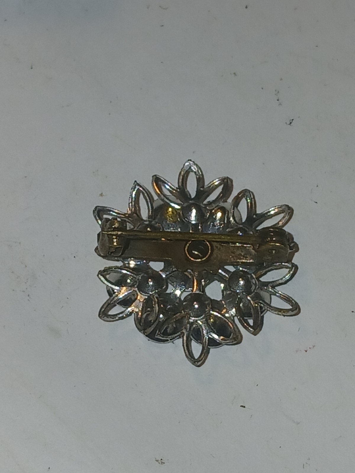 Vintage crystal round flower brooch/ pin