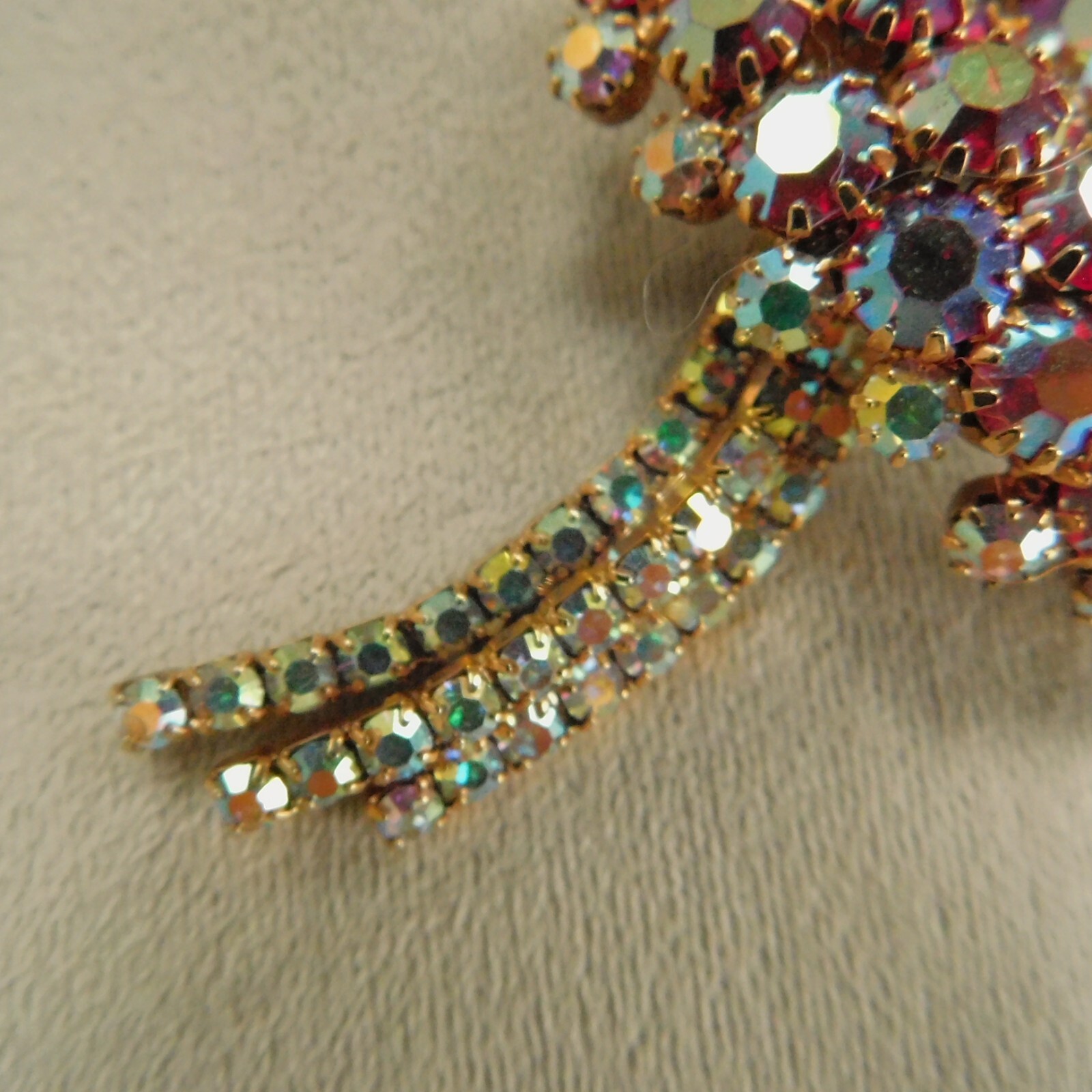 VINTAGE 1960’s D&E JULIANA RED and CLEAR AURORA BOREALIS BROOCH / LARGE 3 3/8″