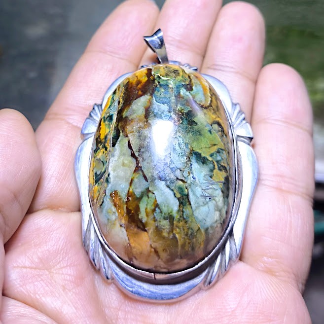 museum grade old agate pendant 42gr Rare Collcetion multi color garut west java