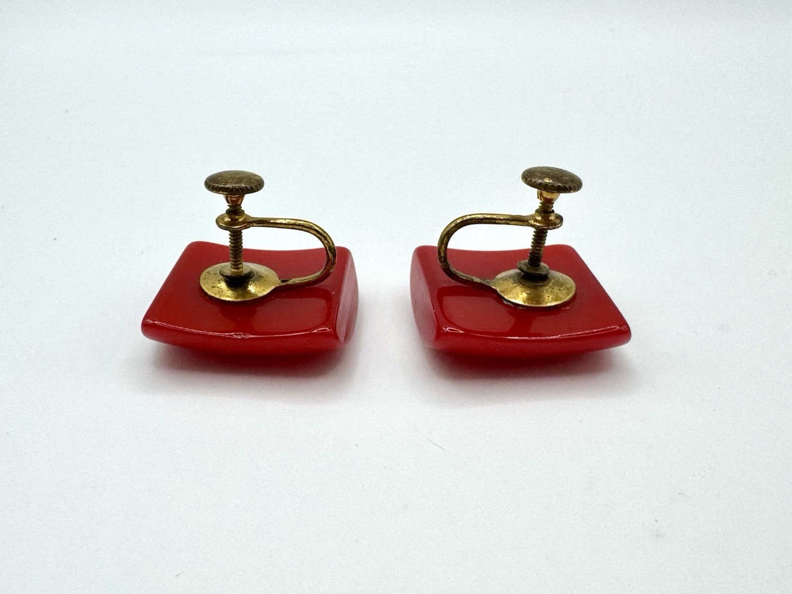 Vtg 40s Cherry Red BAKELITE Rectangle Square Domed Screw Back Earrings TESTED 1”