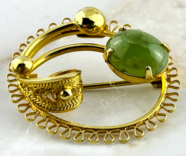 Sorrento Brooch Pin Green Stone Gold Tone Oval – Elegant Statement Piece Vintage