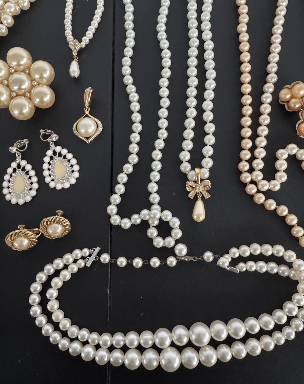 Huge-estate-jewelry-Lot-Faux Pearl- Costume Jewelry Lot B 32 Pieces