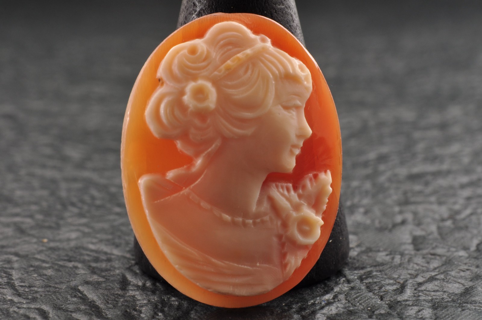 9 items , vintage shell cameo White and brown color (Total 323.0ct) with case.