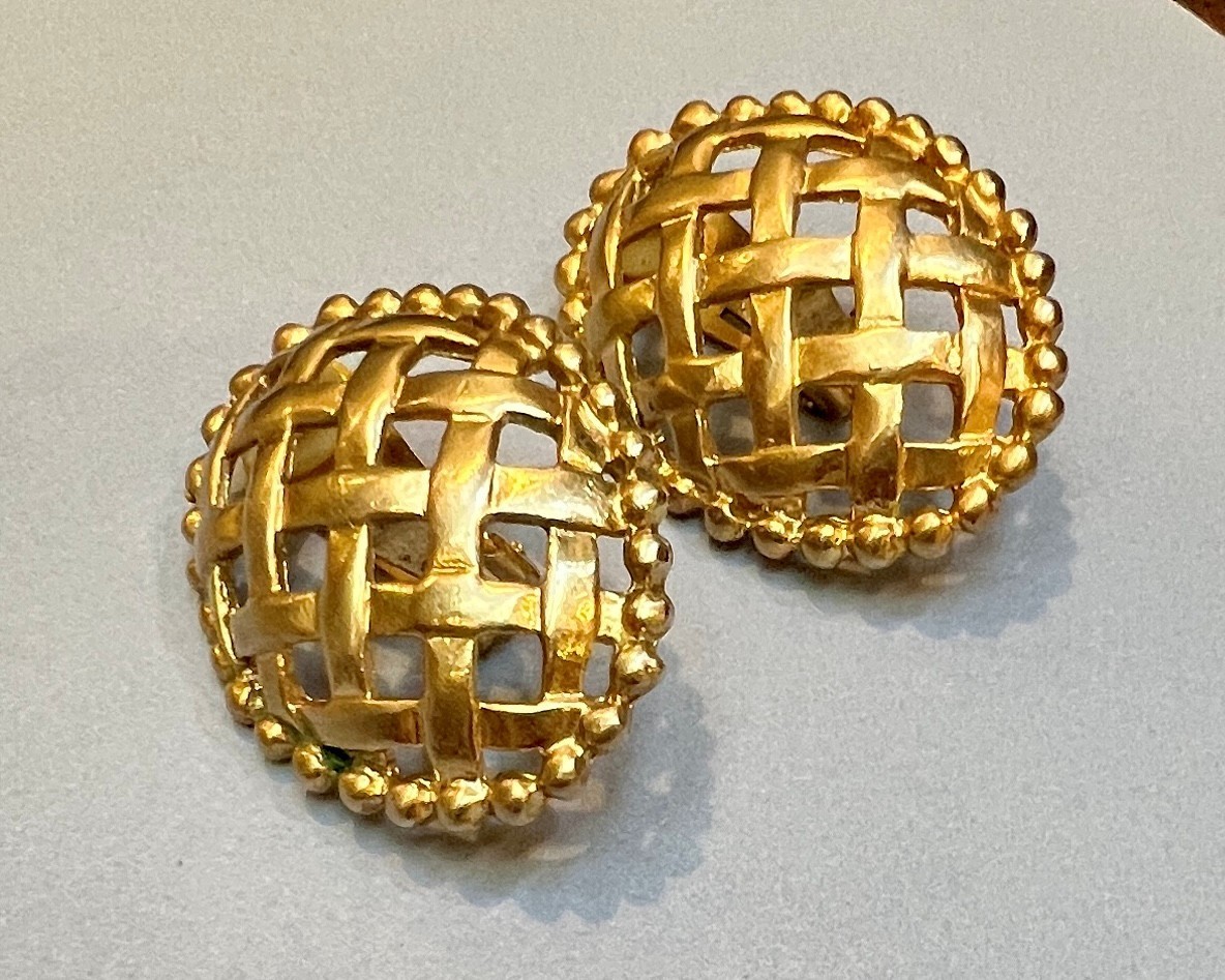 Large (1-3/4″ ) 80s VTG Basket Weave Gold Tone Clip Earrings Statement Runway
