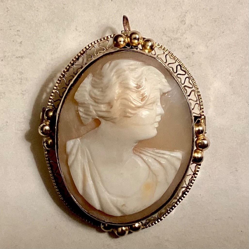 ANTIQUE CARVED SHELL CAMEO PENDANT / BROOCH – GOLD / SILVER