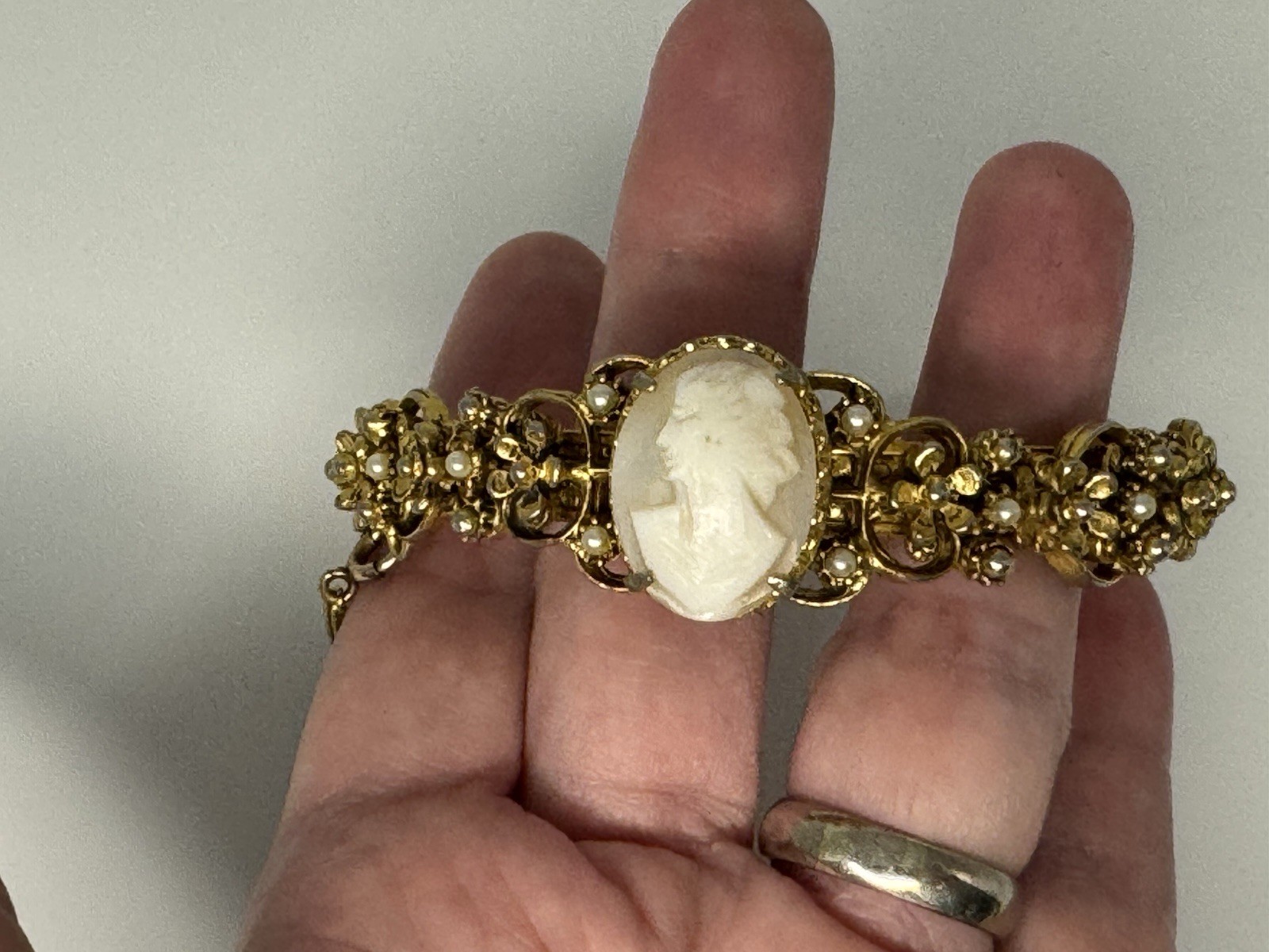 Vintage Florenza Gold Tone Cameo Hinged Bracelet Signed