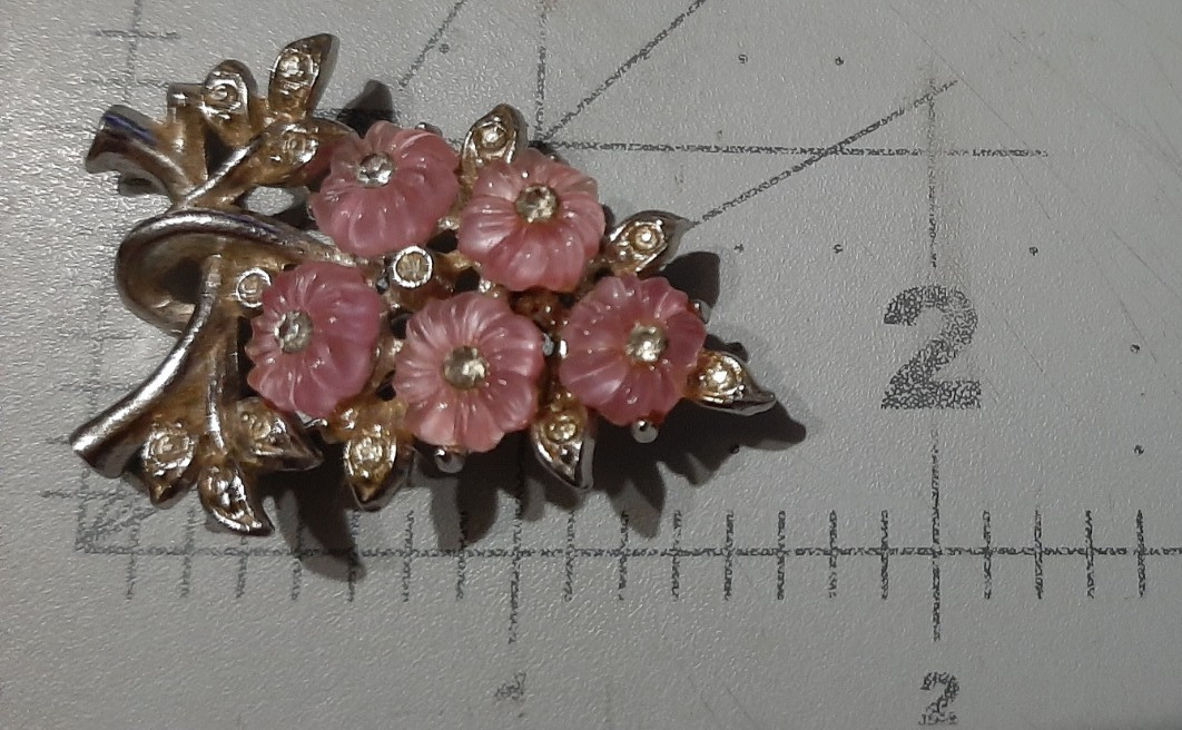 Unsigned PINK MOLDED GLASS Flowers Brooch