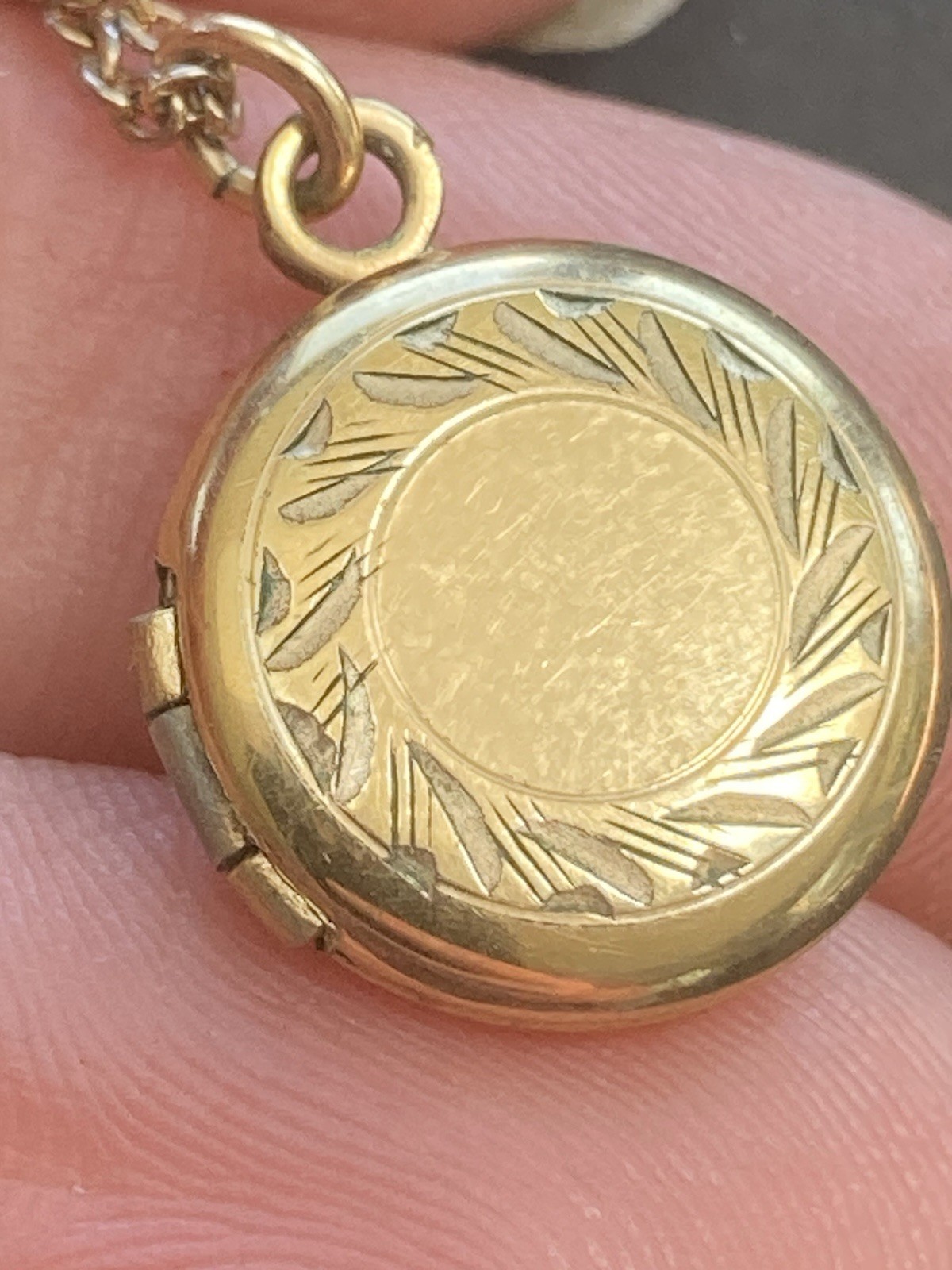 Vintage Gold Fill Locket Tiny Etched Round Photo Charm Chain 14.5″ Pendant