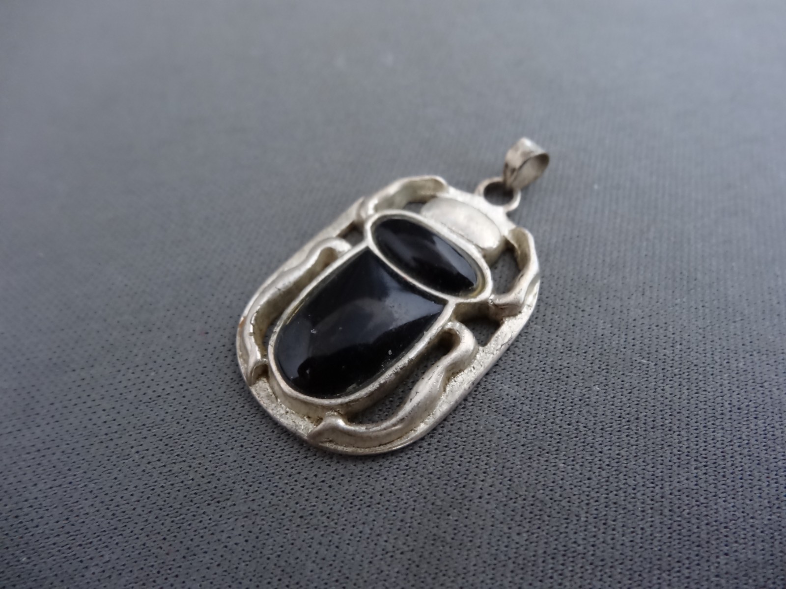 VINTAGE STERLING ONYX CABOCHON SCARAB BEETLE PENDANT