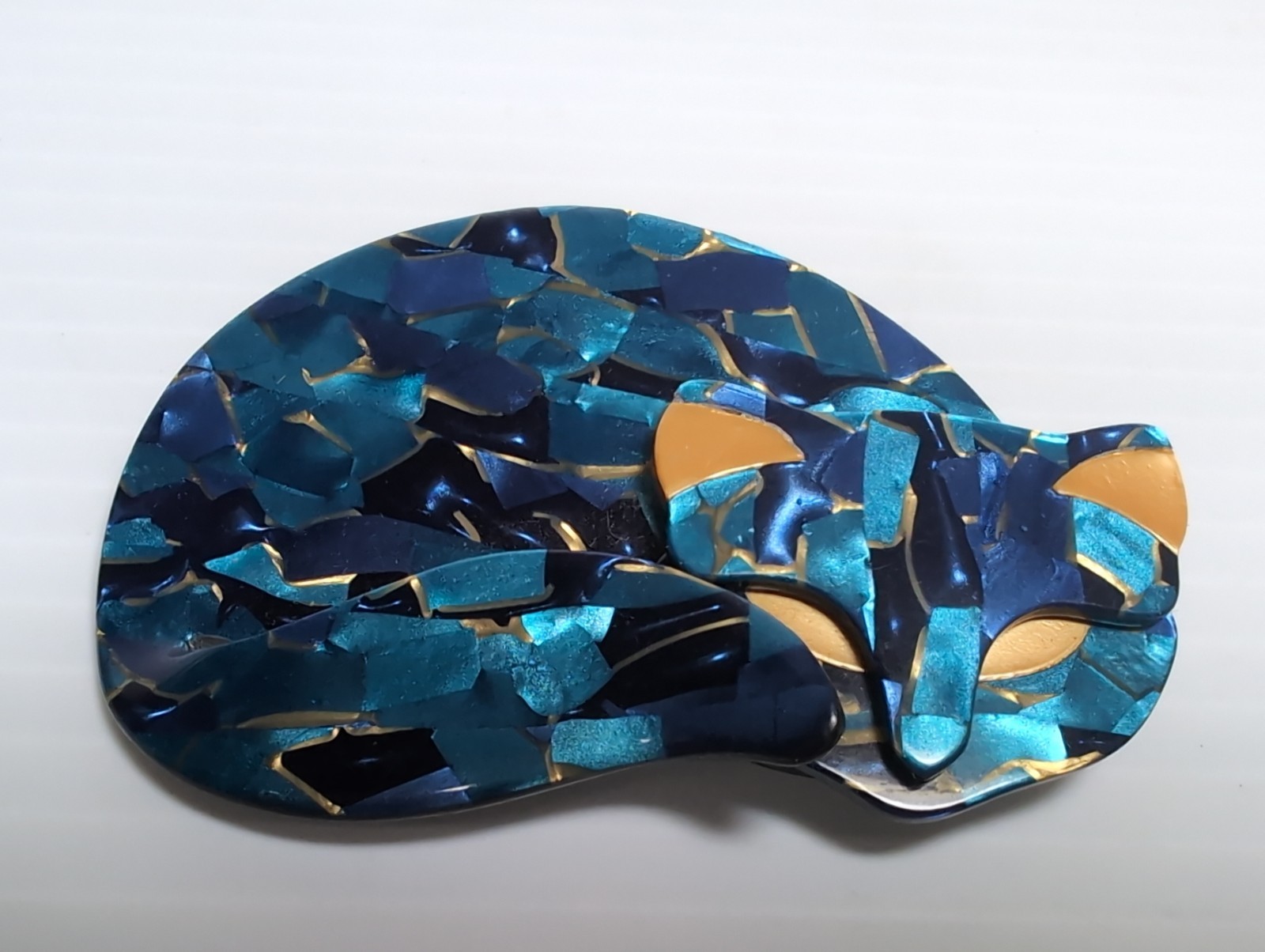 LEA STEIN Paris GOMINA Sleeping Cat Brooch Vintage Blue Gold Mosaic Acetate Pin