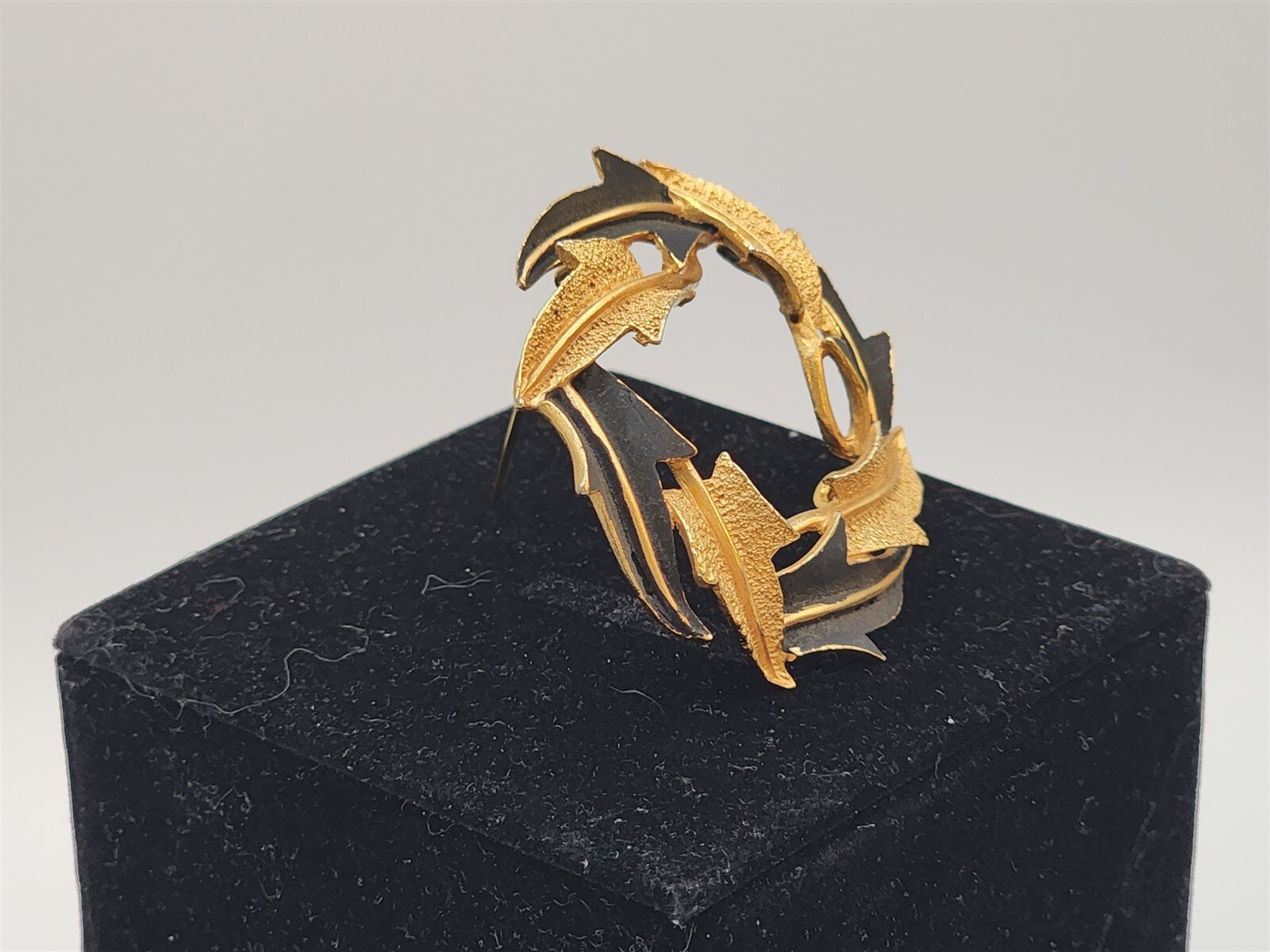 Vintage Mode Art Black & Gold Tone Leaf Bracelet, Brooch, Clip Earrings Set