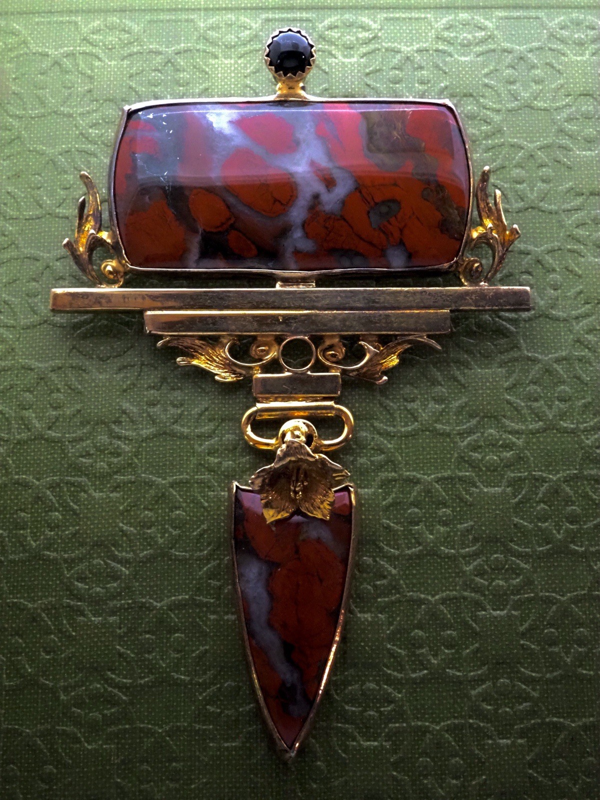 STUNNING TRICIA YOUNG AGATE STERLING SILVER & GOLD PLATE (VERMEIL) BROOCH