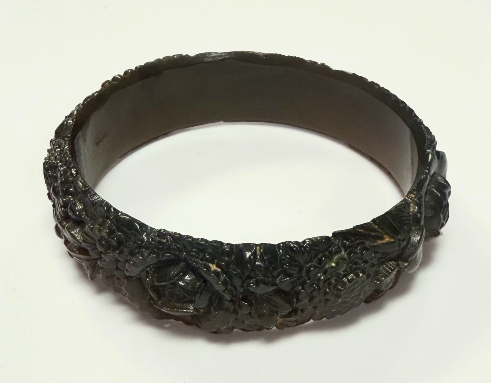VINTAGE DARK GREEN CARVED FLORAL BANGLE BRACELET EARLY PLASTIC ART DECO STYLE
