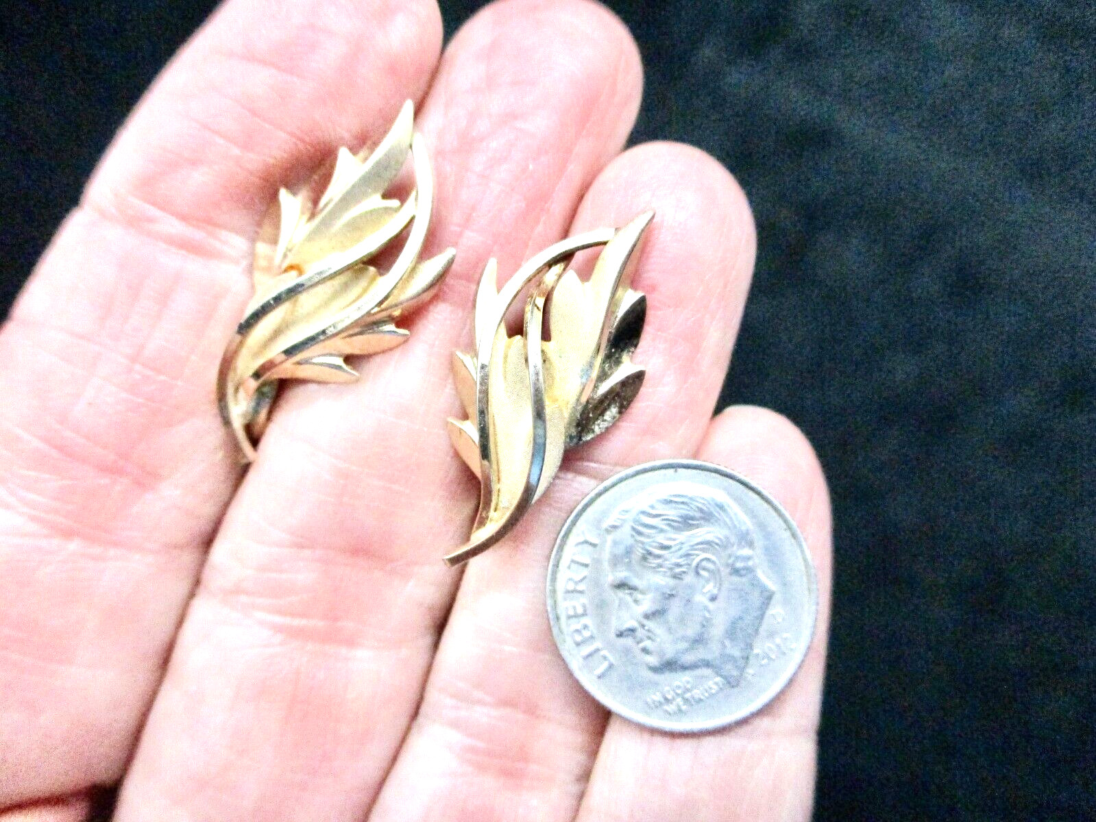 Vintage-1940’s DE Curtis 1/20th 14kt Gold Stylized Plant Screw Back Earrings