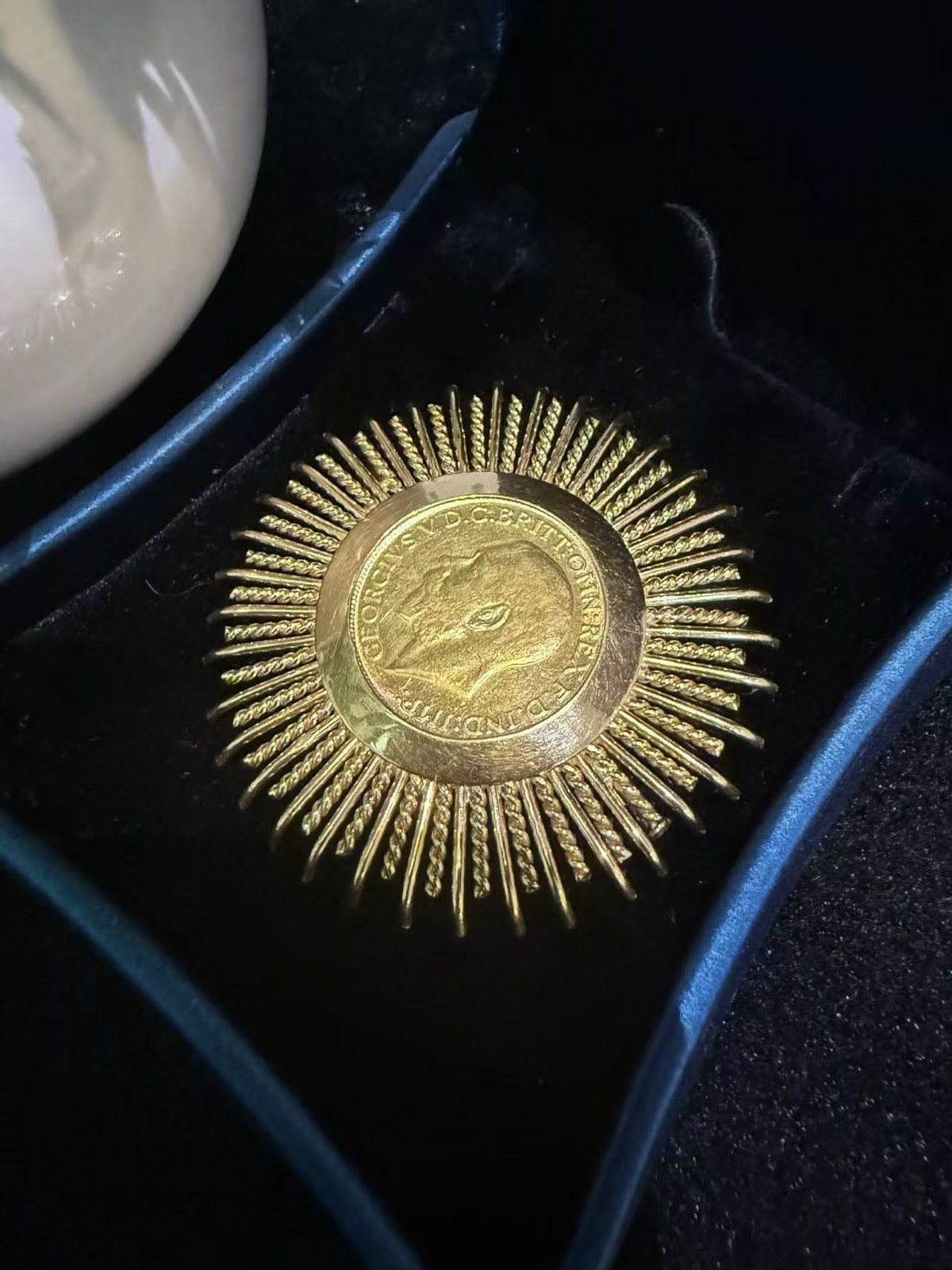 18K Yellow Gold Sunburst Brooch Mounted 22K British Gold Coin Vintage Lapel Pin