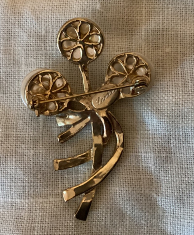 LANDAU PIN/BROOCH. PEARLS AND GOLDTONE AND SILVERTONE.