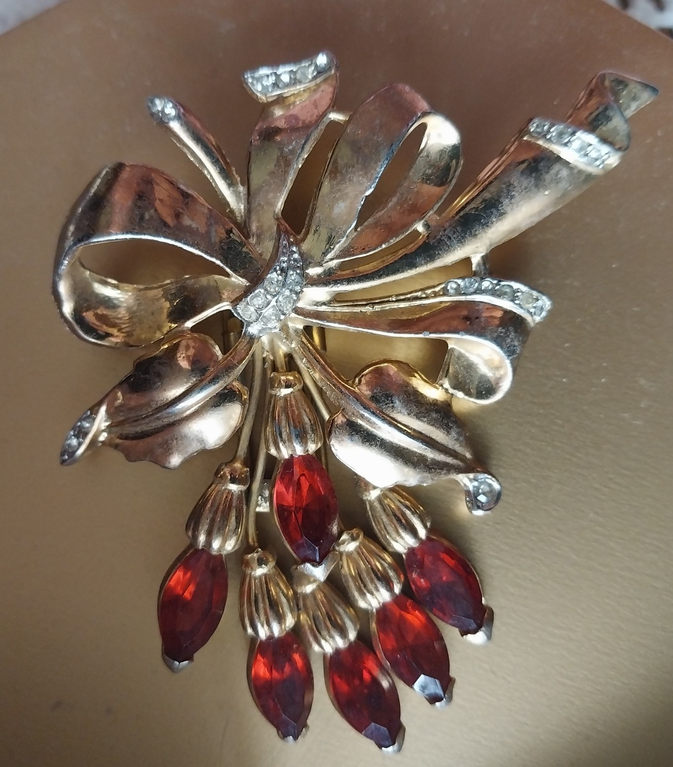 Vintage Gold Tone Fur Clip with Red Stones Bow w/Flowers Design Unsigned