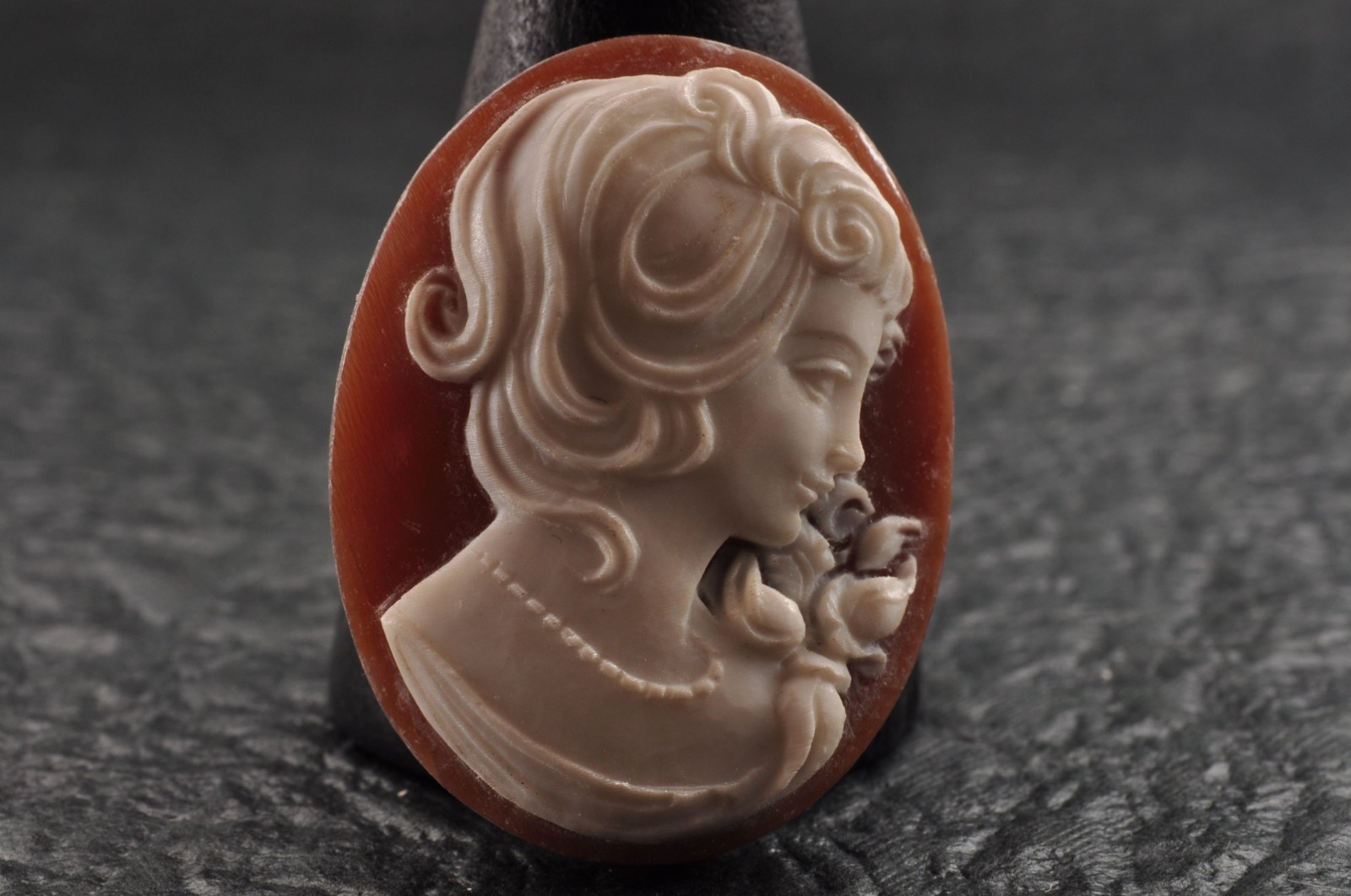 10 items , vintage shell cameo White and brown color (Total 206.0ct) with case.