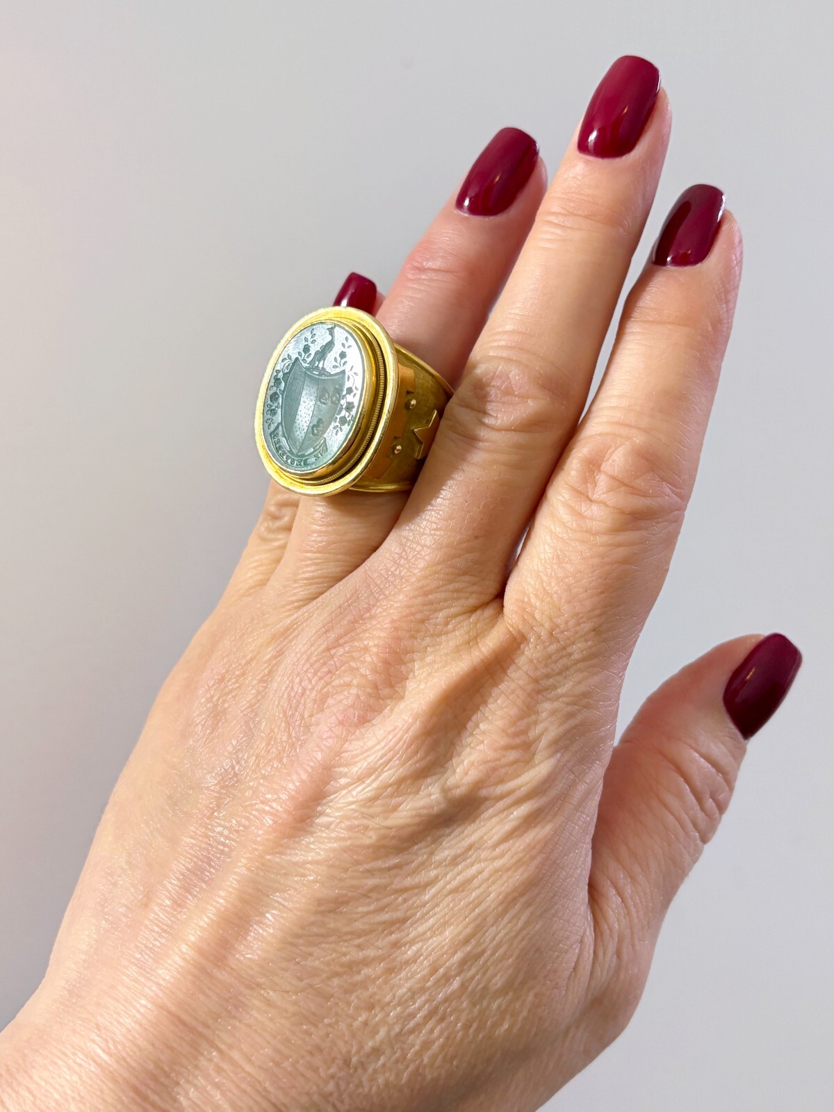 Vintage 18K Coat of Arms Chalcedony Intaglio “NE DESPERES” Seal Signet Ring |37g