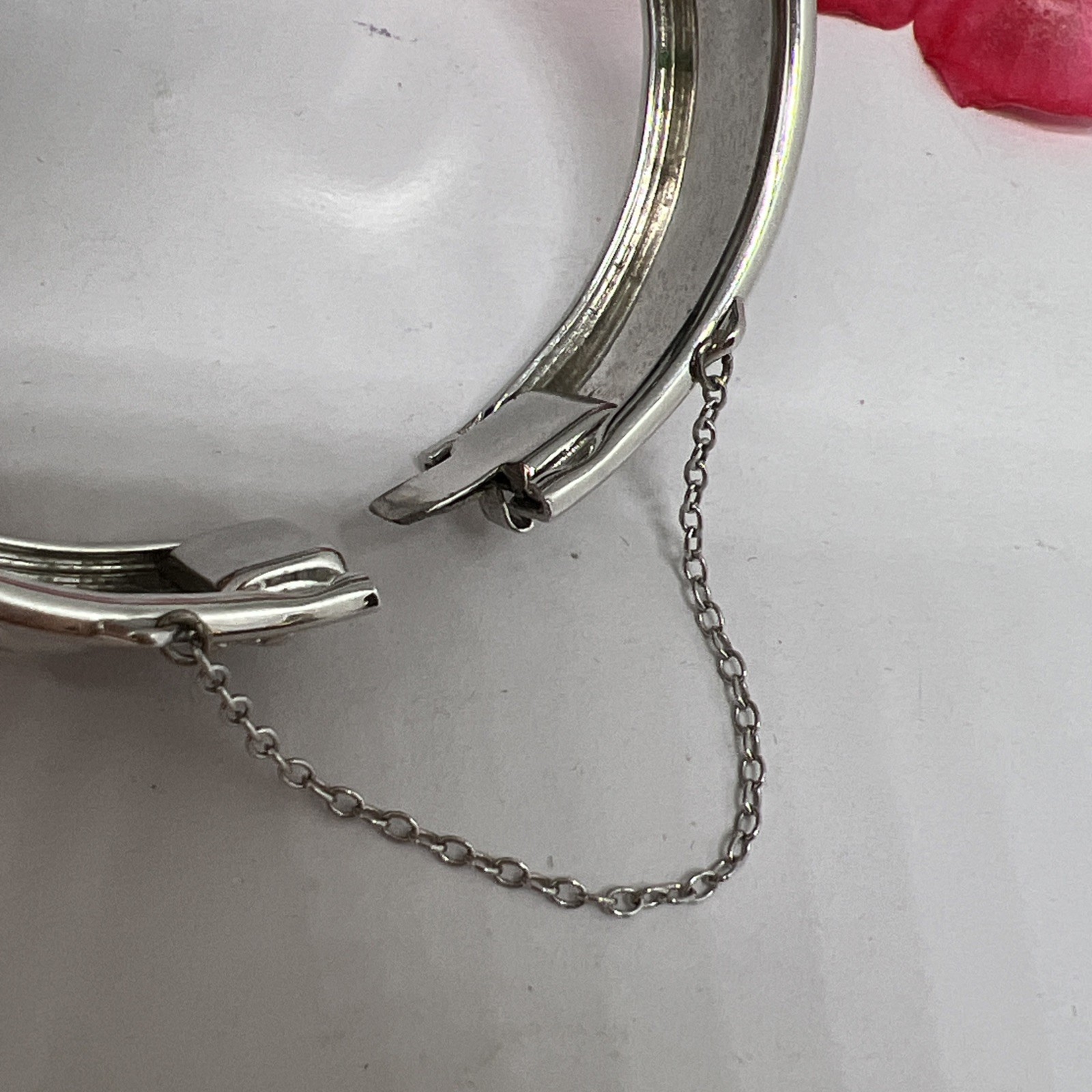 VINTAGE BEAUTIFUL SILVER TONE METAL FLOWER CUFF 7.5” BRACELET WITH SAFETY CHAIN