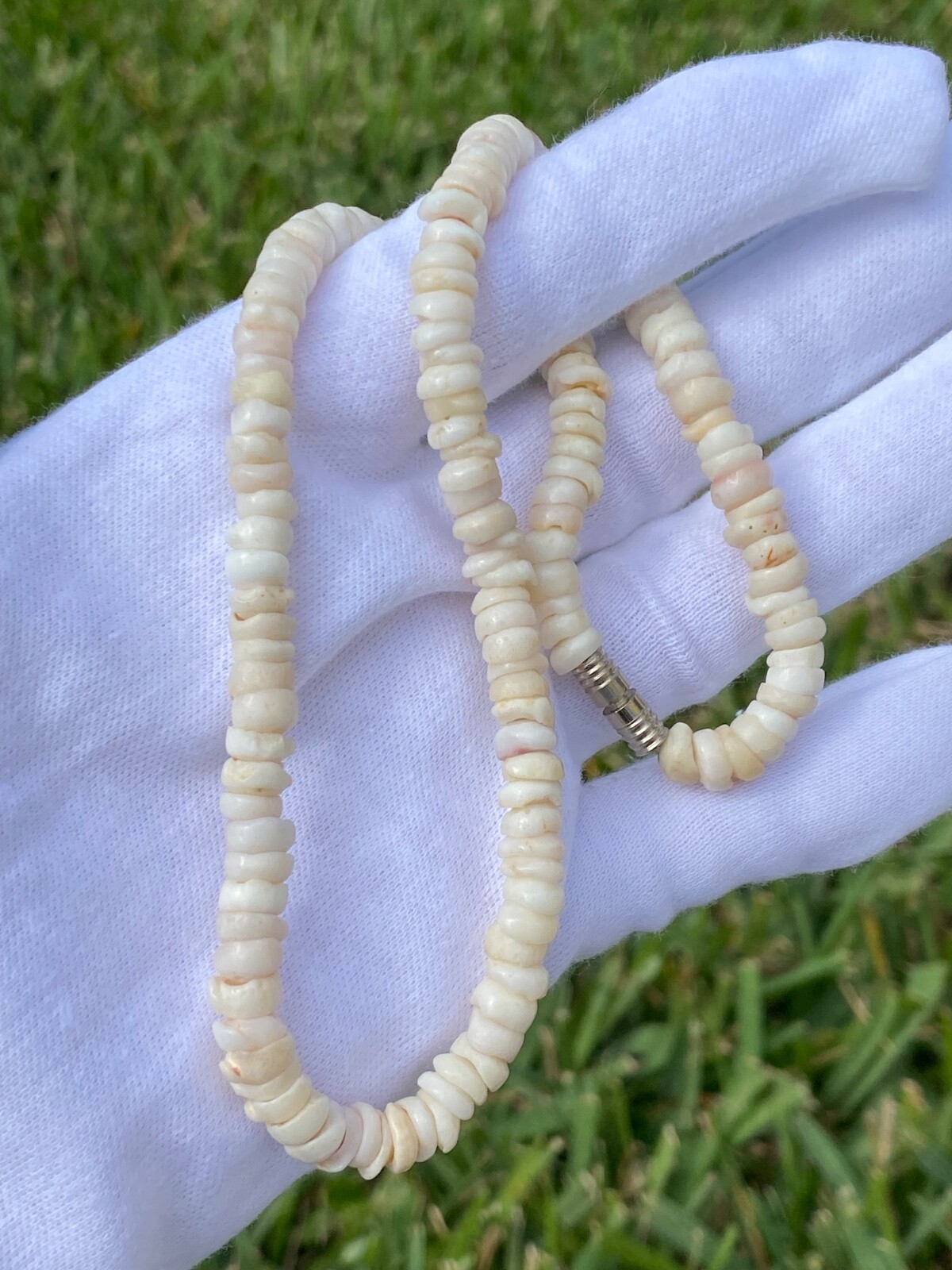 Vintage Hawaiian Surfer Puka Shell Bead Necklace Barrel Clasp 16.25 Inch 6.4mm