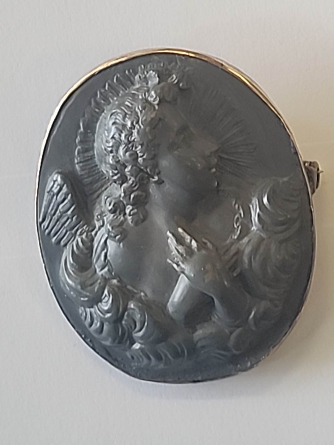 VINTAGE GREY OVAL CAMEO WITH GOLD TRIMMING