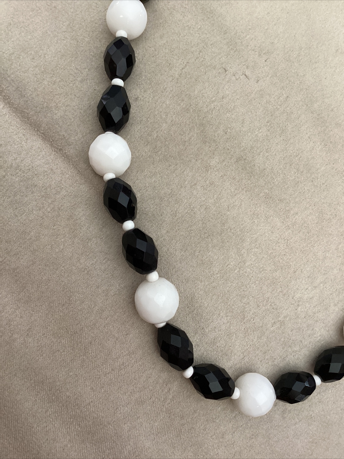 Vintage Black & White Round & Oval Glass Faceted Beaded Necklace 18”
