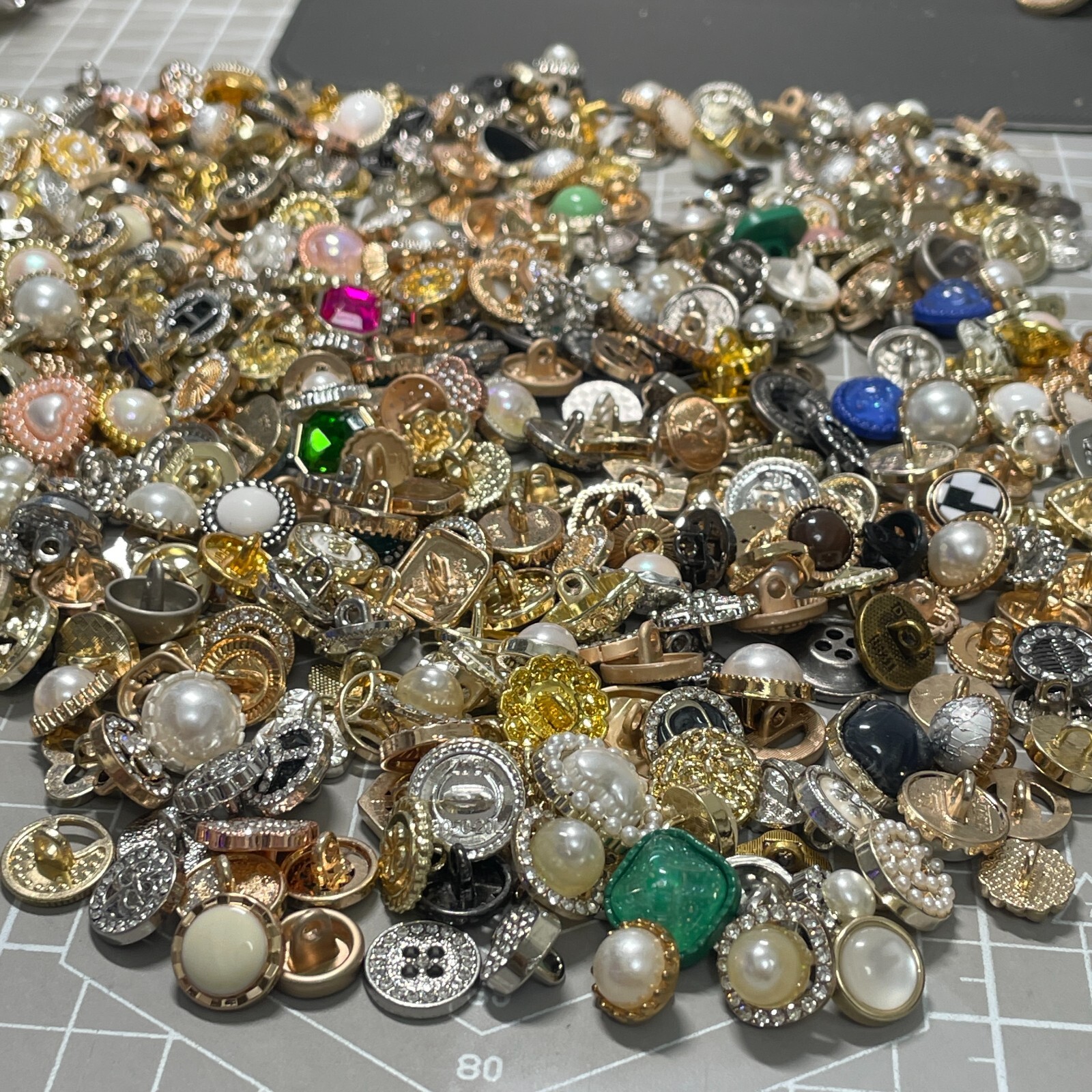 Vintage-now Costume Jewelry makeing Lots button Read Description 50pcs