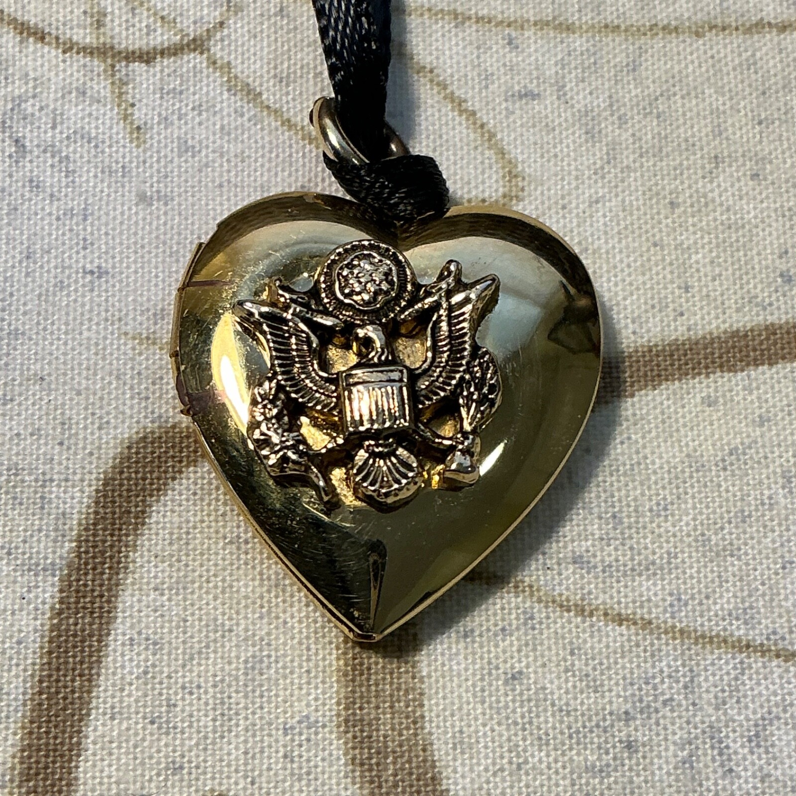 Vintage Military Sweetheart Heart Locket – Goldtone – Fast Shipping