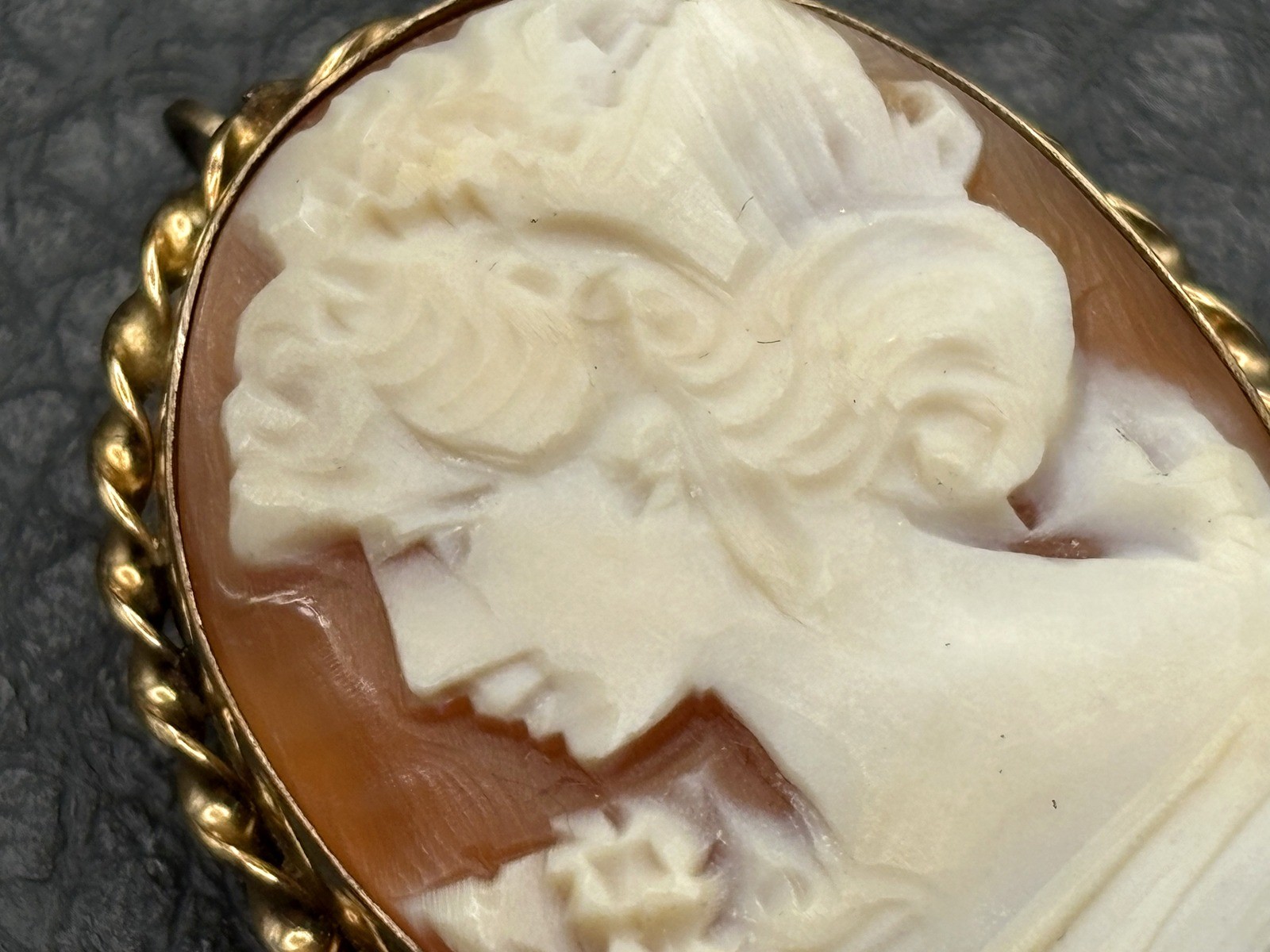 Vintage Left Facing 14K Gold Filled Hand Carved Shell Cameo Brooch Pendant