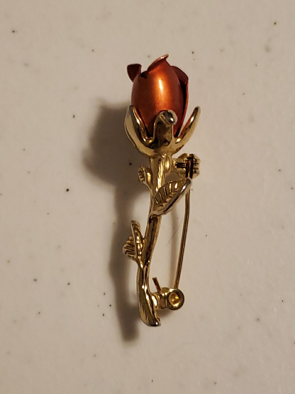 LOVELY PRELOVED GOLDTONE BROOCH FEATURING A CRIMSON METAL ROSE