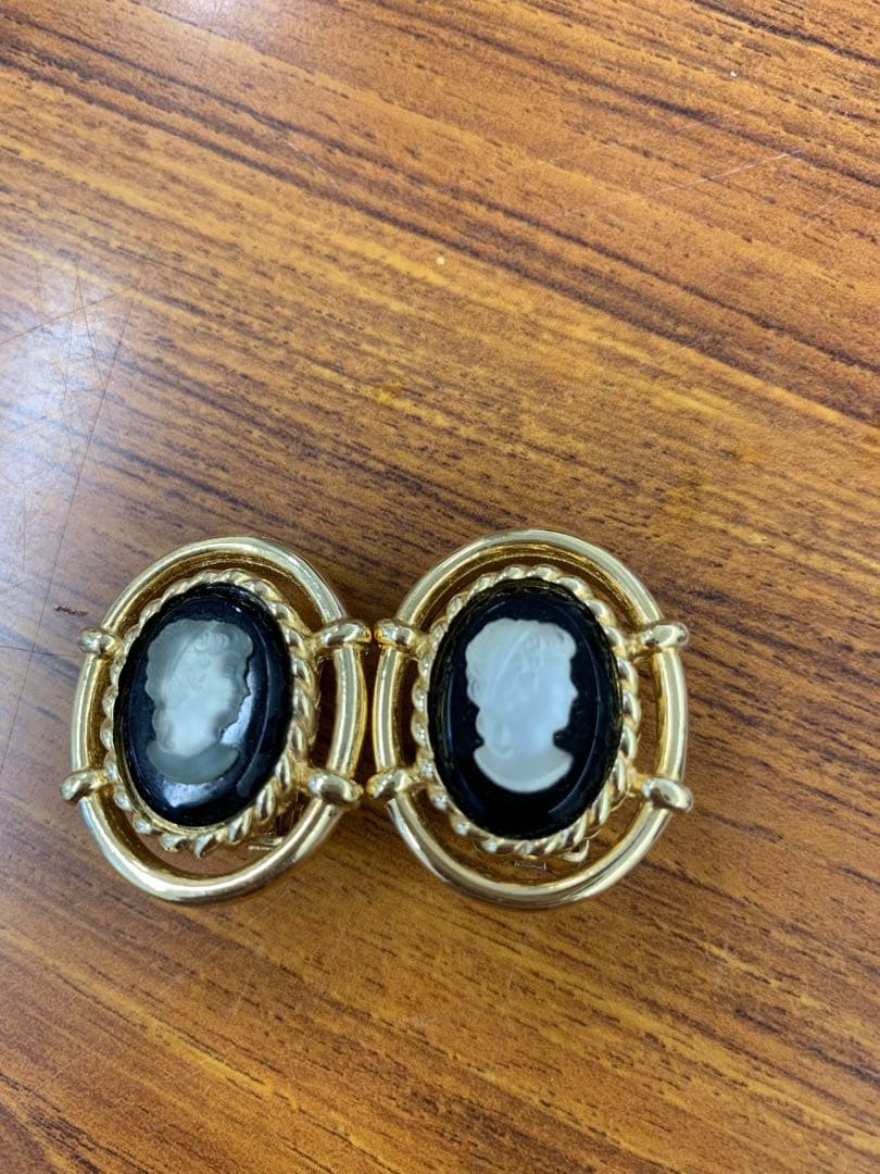 Excellent Burberrys Vintage Cameo Earrings