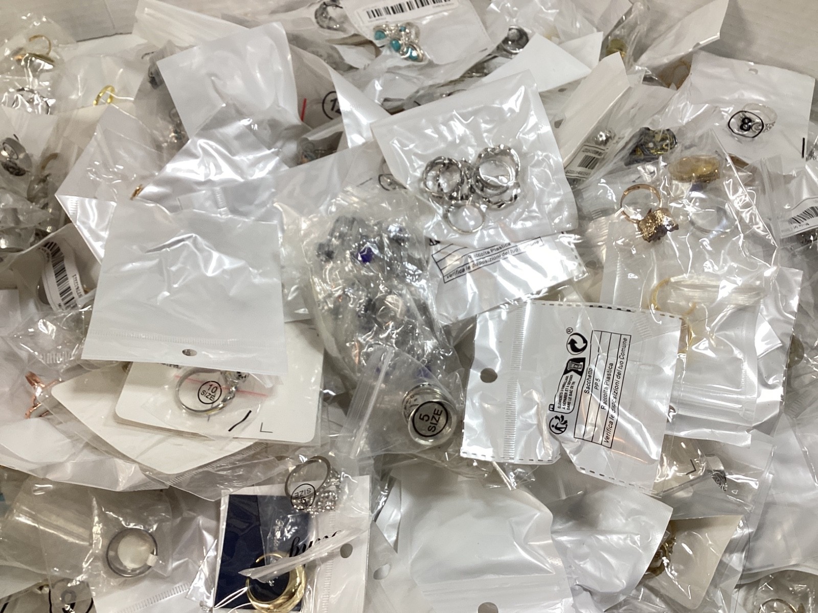 1lb Unsorted Modern Costume Rings Jewelry (M/F) Many Sizes Designs
