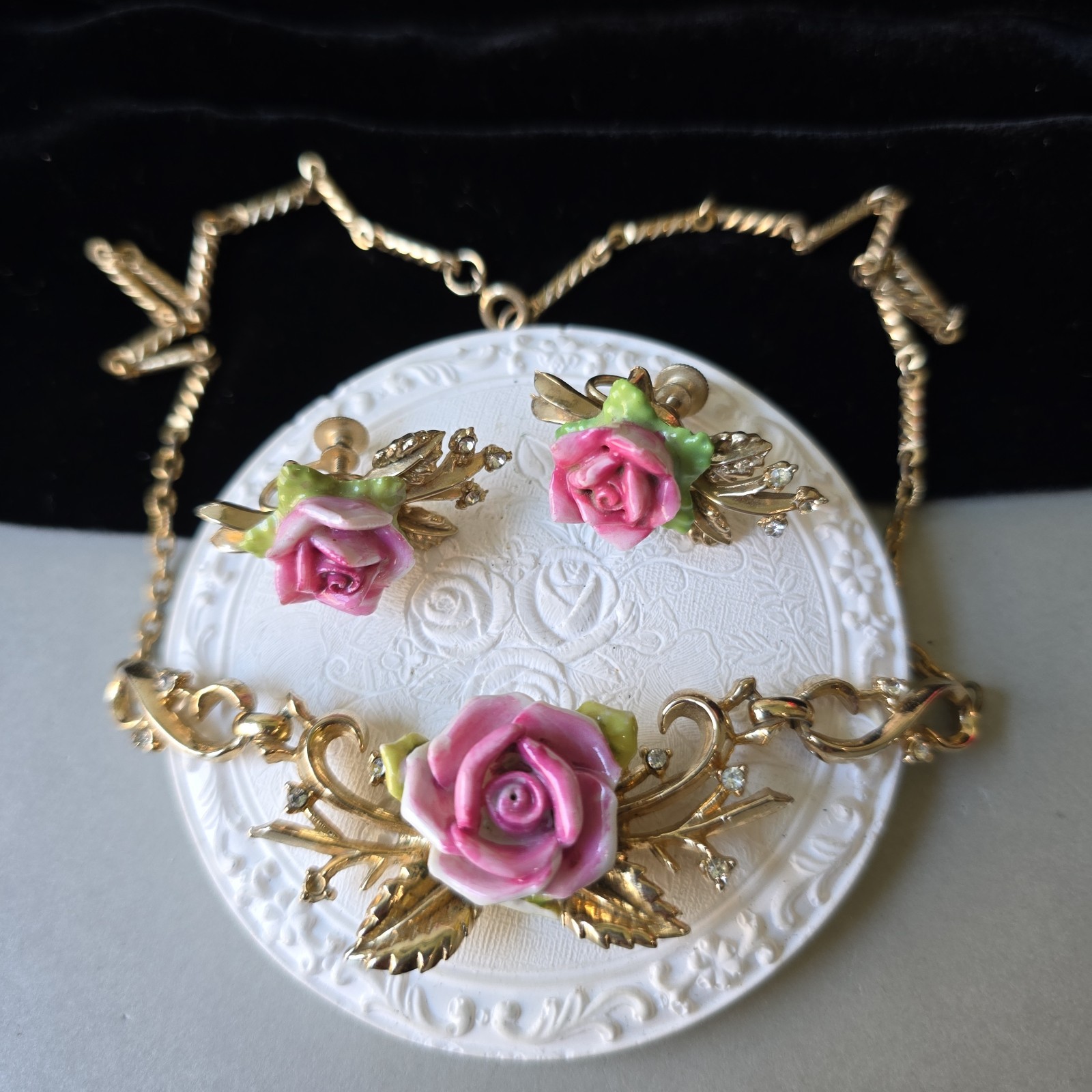 Vintage Coro Signed Ceramic Roses Accents Earrings Screw Back Necklace 18″L Set