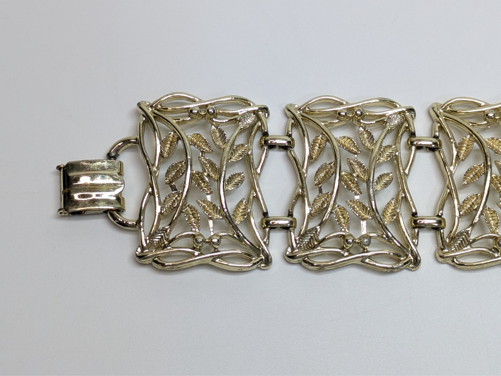 VTG Openwork Textured Leaf 1.5″ Wide Pale Gold Tone Leaves Panel Bracelet 7.5″