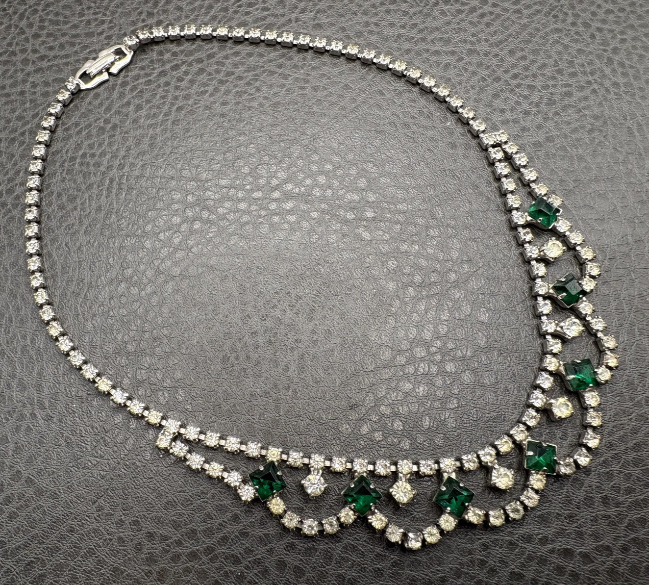 Vintage Art Deco Green Faux Emerald Crystal Rhinestone Bib Necklace Scalloped