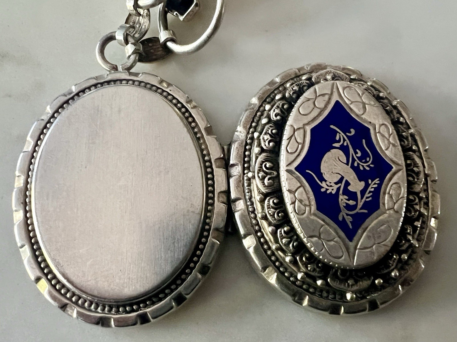VICTORIAN REVIVAL GORGEOUS ENAMEL LOCKET SILVER TONE FANCY CUT ETCHED LINKS
