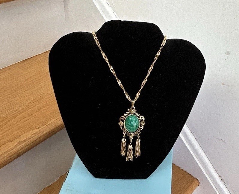 Beautiful Vintage Faux Jade Gold Tone with Tassel Pendant Necklace Jewelry B7