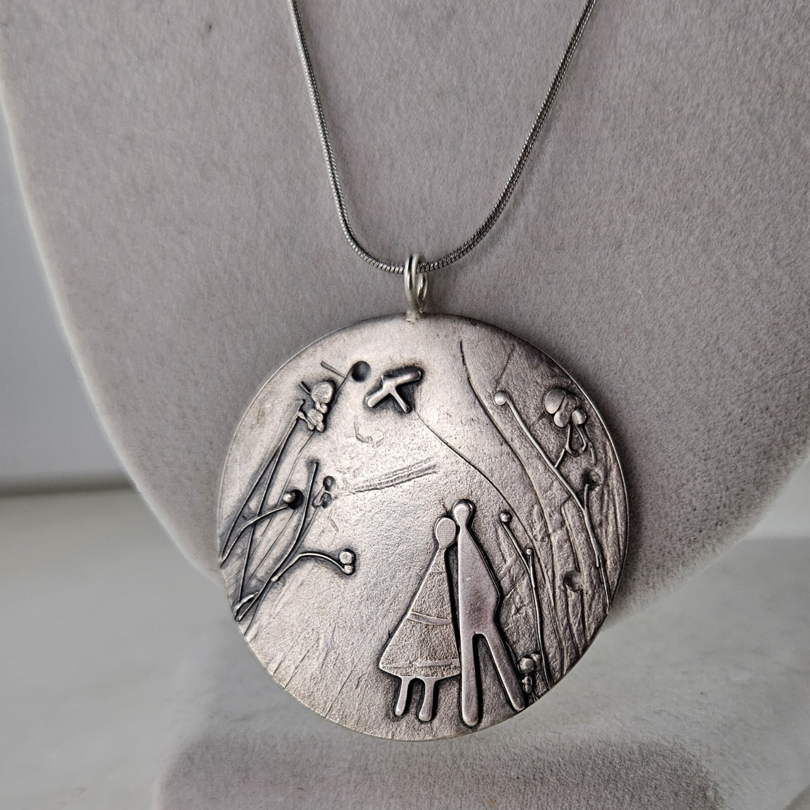 Sterling Silver English Hallmarks Pendant & a 19-inch Chain 10.9g [8373]